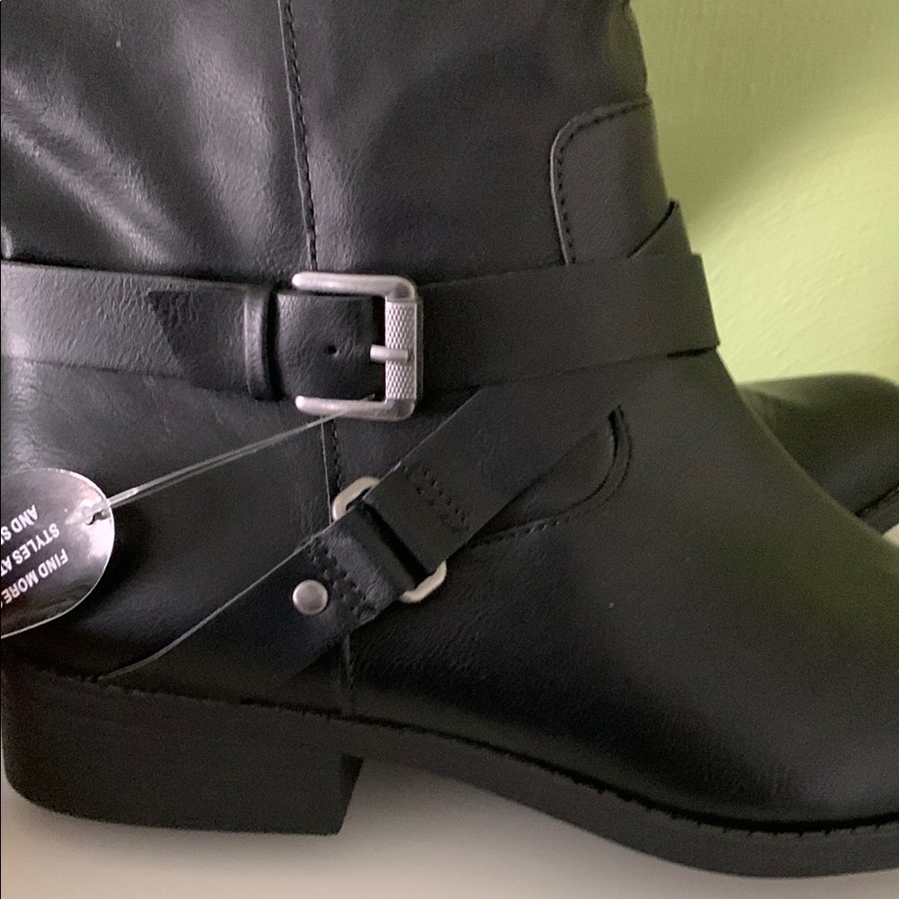 Women's Black Knee-High Boots - Picture 7 of 10